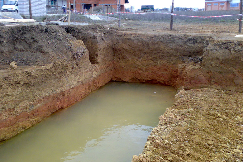 Úroveň základové spáry v suterénu je pod úrovní spodní vody, na stěně výkopu je krásně vidět cca 50 cm mocná jílová vrstva, která pod sebou drží spodní vodu.