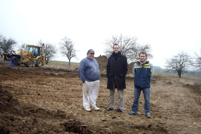 Pokládka základového kamene. Vlevo stavební firma Ladislav Šíma, uprostřed investor a vpravo architekt a technický dozor ing. arch. Tomáš Klanc